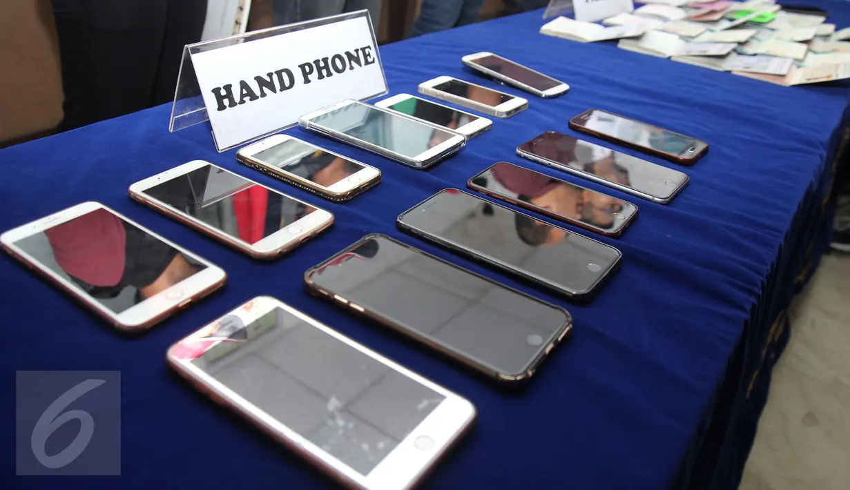 Barang bukti berupa telepon gengam diamankan saat konferensi pers di Kantor Imigrasi Kelas I Khusus Jakarta Barat, Sabtu (7/1). Dalam operasi tersebut 20 perempuan orang asing diamankan. (Liputan6.com/Johan Tallo)