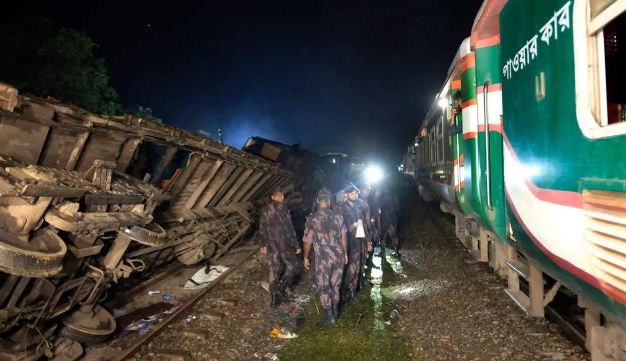 Sementara itu, diberitakan Reuters pada Selasa (24/10/2023) pagi, menurut pengawas Polisi Kereta Api Dhaka Anowar Hossain sebanyak 17 orang tewas setelah dua kereta bertabrakan di Bhairab. Namun demikian, dua sumber tersebut sama-sama menyebut jumlah korban luka ada banyak, yakni mencapai seratusan orang dan jumlah korban tewas bisa saja bertambah karena operasi penyelamatan masih berlangsung. (AP Photo/Mahmud Hossain Opu)