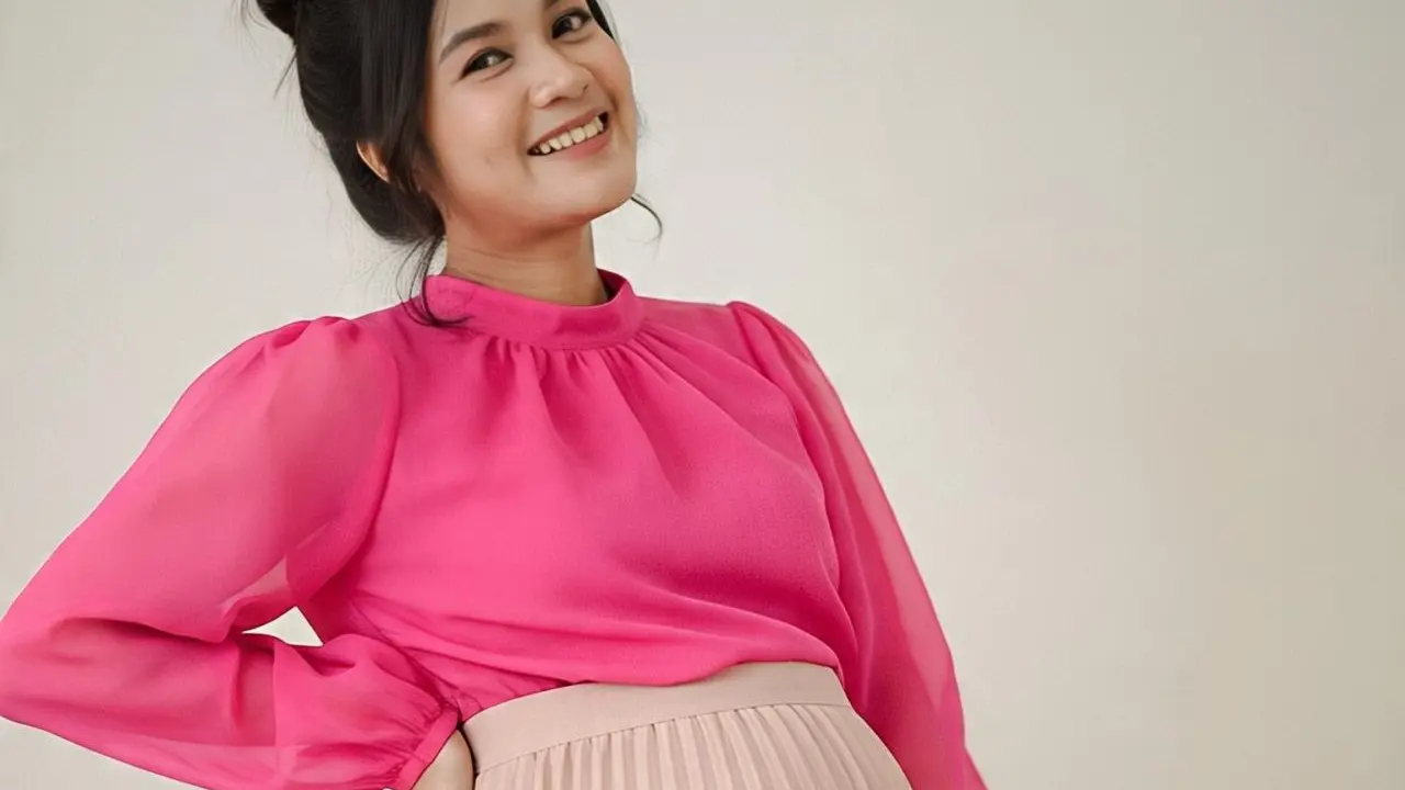 Outfit Ibu Hamil Pakai Rok Plisket
