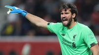 Alisson Becker - Kiper asal Brasil ini memberikan dampak luar biasa bagi Liverpool sejak bergabung pada 2018. Alisson Becker mampu bekerja sama dengan para bek Liverpool dalam menahan setiap serangan lawan. (AFP/Karim Jaafar)