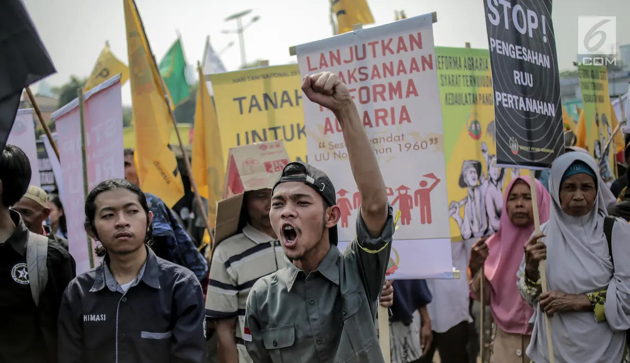 Massa yang tergabung dari Serikat Petani Indonesia (SPI) bersama mahasiswa menggelar aksi demo di depan gedung DPR/MPR RI, Jakarta, Selasa (24/9/2019). Dalam aksinya mereka menuntut DPR menghentikan pembahasan lima rancangan undang-undang yang menyangkut pertanian. (Liputan6.com/Faizal Fanani)