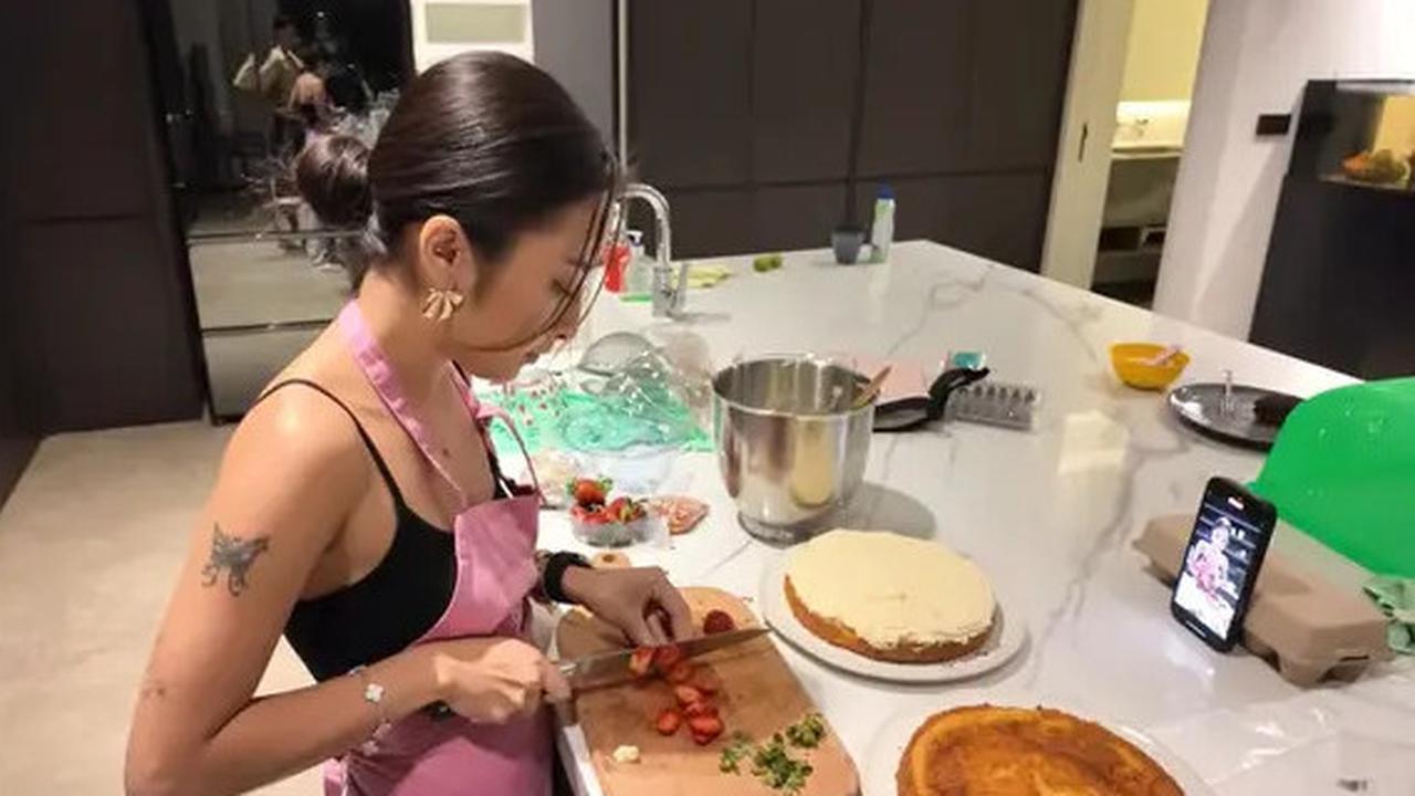 Intip 7 Foto Dapur Jennifer Coppen, Tampil Modern dengan Nuansa Hitam Putih