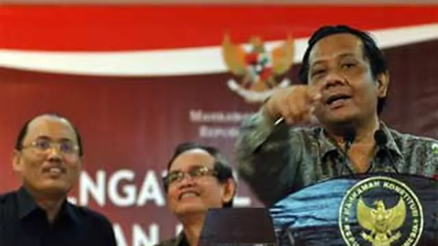 Ketua MK Mahfud MD (kanan) menyampaikan paparan refleksi akhir tahun di Gedung MK, Jakarta, Selasa (29/12).
