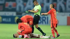 Pemain Persija Jakarta berusaha membangunkan pemain Bali United, Eber Bessa, yang tergeletak di lapangan pada laga pekan ke-13 BRI Liga 1 2023/2024 di Stadion Patriot Candrabhaga, Bekasi, Minggu (24/9/2023). (Bola.com/M Iqbal Ichsan)