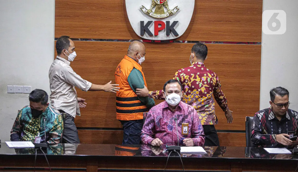 Ketua KPK Firli Bahuri bersiap memberikan keterangan Operasi Tangkap Tangan (OTT) Wali Kota Bekasi, Rahmat Effendi di Gedung KPK, Jakarta, Kamis (6/1/2022). Sebanyak 9 tersangka dihadirkan termasuk Wali Kota Bekasi, Rahmat Effendi usai Operasi Tangkap Tangan (OTT). (Liputan6.com/Faizal Fanani)