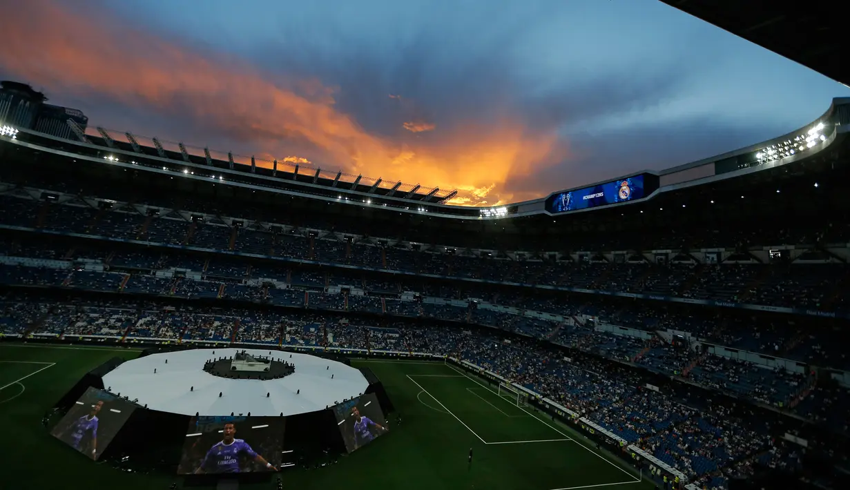Suasana stadion Santiago Bernabeu saat merayakan keberhasilan Real Madrid raih gelar ke-12 Liga Champions di Madrid, Spanyol (4/6). Real Madrid menjadi juara usai mengalahkan Juventus 4-1 di Stadion Cardiff, Wales. (AP Photo/Francisco Seco)