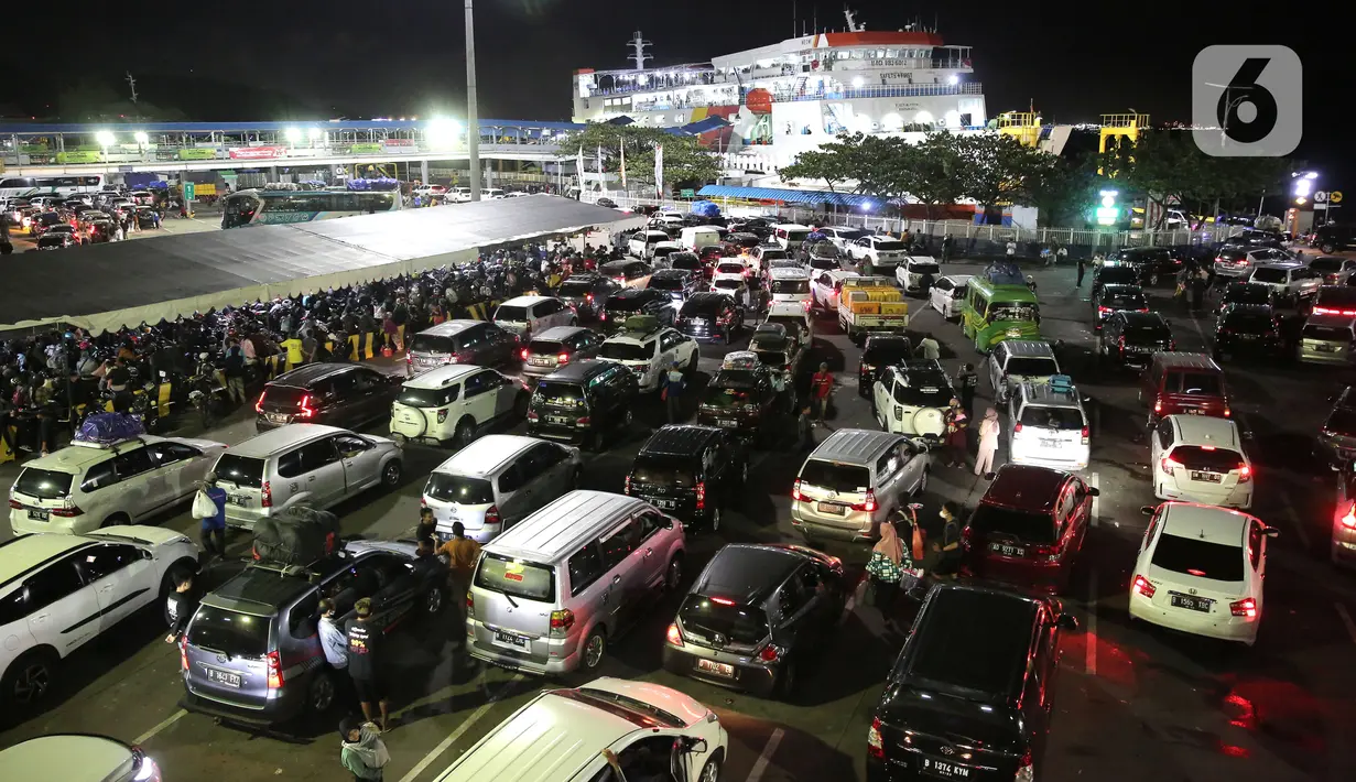 <p>Ratusan mobil pribadi yang akan menyeberang ke Pulau Sumatera terjebak kemacetan sebelum masuk ke kapal "Roll on-Roll off" (RoRo) di Pelabuhan Merak, Banten, Kamis (28/4/2022). Jelang hari raya Idul Fitri, pemudik dengan kendaraan bermotor mulai memadati Pelabuhan Merak. Penumpukan kendaraan ini menyebabkan terjadinya antrean kendaraan yang panjang. (Liputan6.com/Angga Yuniar)</p>