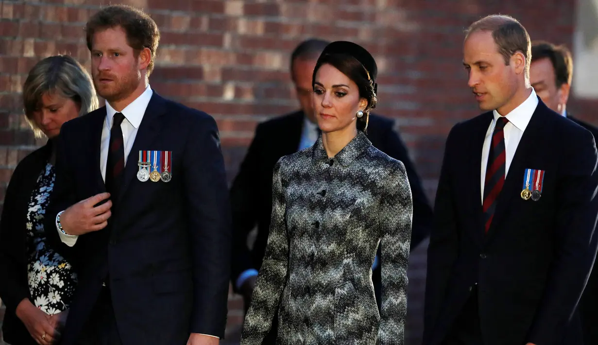 Pangeran William bersama istrinya, Kate Middleton, Duchess of Cambridge dan adiknya Pangeran Harry  usai menghadiri peringatan Thiepval menjelang 100 tahun Pertempuran Somme di Thiepval, Prancis, (30/6).  (REUTERS/Phil Noble)