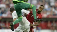 Pemain Bayern Munchen, Arturo Vidal, di hadang pemain Real Madrid, Nacho dan Keylor Navas dalam final Audi Cup 2015 yang berlangsung di Stadion Allianz Arena, Munchen, Jerman. Kamis (6/8/2015) dini hari WIB. (AFP Photo/Christof Stache)