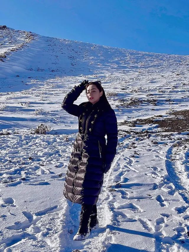 Naik Gunung Erciyes, Ini 7 Momen Mesra Liburan Femmy Permatasari di Turki