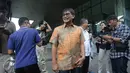 Choel Mallarangeng berada di dalam mobil usai menjalani pemeriksaan di Gedung KPK, Jakarta, Kamis (1/12). Adik mantan Menteri Pemuda dan Olahraga Andi Mallarangeng itu udah ditetapkan sebagai tersangka sejak 16 Desember 2015. (Liputan6.com/Helmi Afandi)