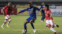 Gelandang Persib, Raphael Maitimo, berusaha melewati gelandang Persija, Sandi Sute, pada laga Liga 1 di Stadion GBLA Bandung, Jawa Barat, Sabtu (22/7/2017). Kedua klub bermain imbang 1-1. (Bola.com/Vitalis Yogi Trisna)