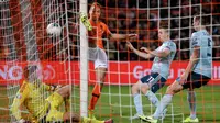 Pemain Belanda Luuk de Jong (tengah) mencetak gol ke gawang Irlandia Utara pada laga kualifikasi Euro 2020 di Rotterdam, Belanda, Kamis (10/10/2019). Belanda menang 3-1 dengan dua gol di antaranya dicetak Memphis Depay. (AP Photo/Peter Dejong)