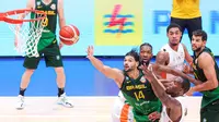 Pebasket Brasil, Leonardo Meindl berusaha mencetak poin pada laga ketiga Grup G Piala Dunia FIBA 2023 melawan Pantai Gading di Indonesia Arena, Senayan, Jakarta, Rabu (30/08/2023). Brasil menang dengan skor 89-77. (Bola.com/Bagaskara Lazuardi)