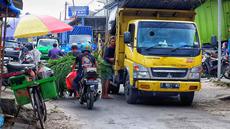 Di area Pasar Pujon, tepatnya di Desa Ngroto, Kecamatan Pujon, Kabupaten Malang truk Fuso sering ditemukan untuk mengangkut sayur, tepung, beras dan salah satunya juga untuk material bangunan.