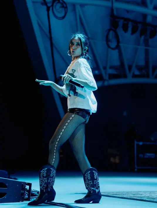 <p>Tampil dengan busana lebih santai, kali ini ia mengenakan oversized shirt. Leather short pants yang dipadu dengan stocking jaring dan sepatu boots membuat penampilannya semakin keren. [Instagram/nikizefanya] Penulis: Mufiidaanaiilaa Alifah S.</p>