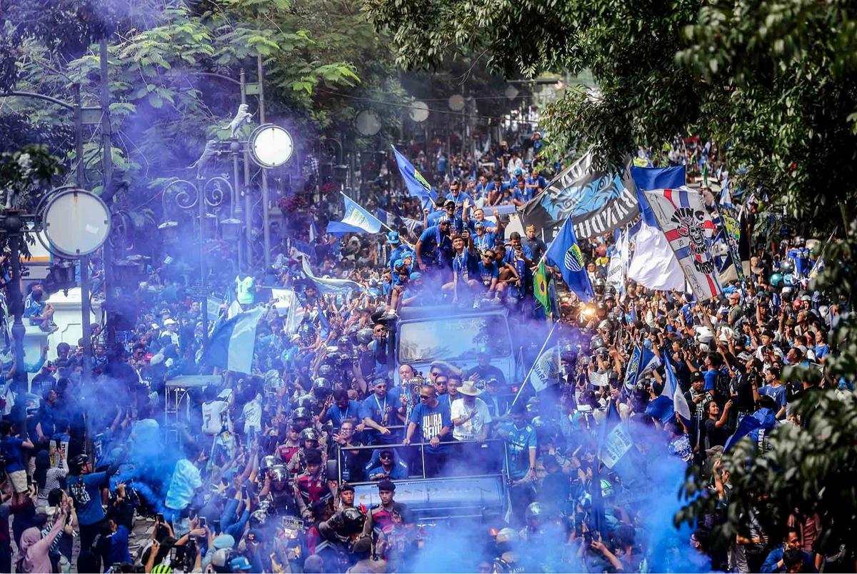 FOTO: Rbuan Boboh Iringi Pawai Persib Bandung