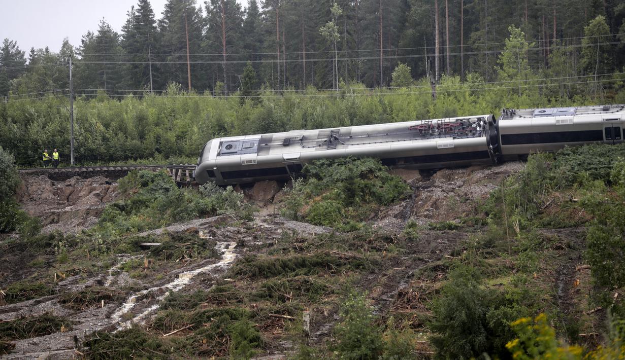 Kereta penumpang tersebut sedang menuju kota Sundsvall ketika dua dari empat gerbongnya tergelincir. (Mats Andersson/TT News Agency via AP)
