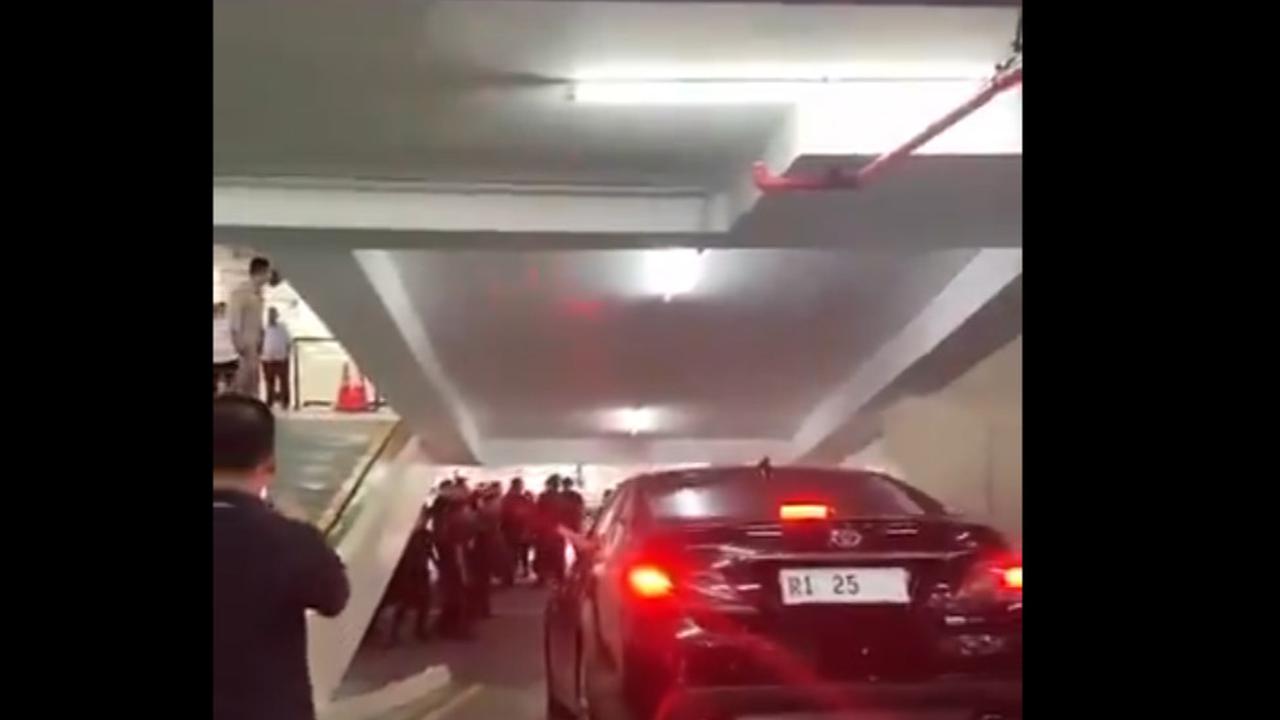 Potongan video momen Mendiktisaintek Satryo diadang ASN