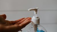 ilustrasi hand sanitizer untuk mencegah virus corona | unsplash.com/@kellysikkema