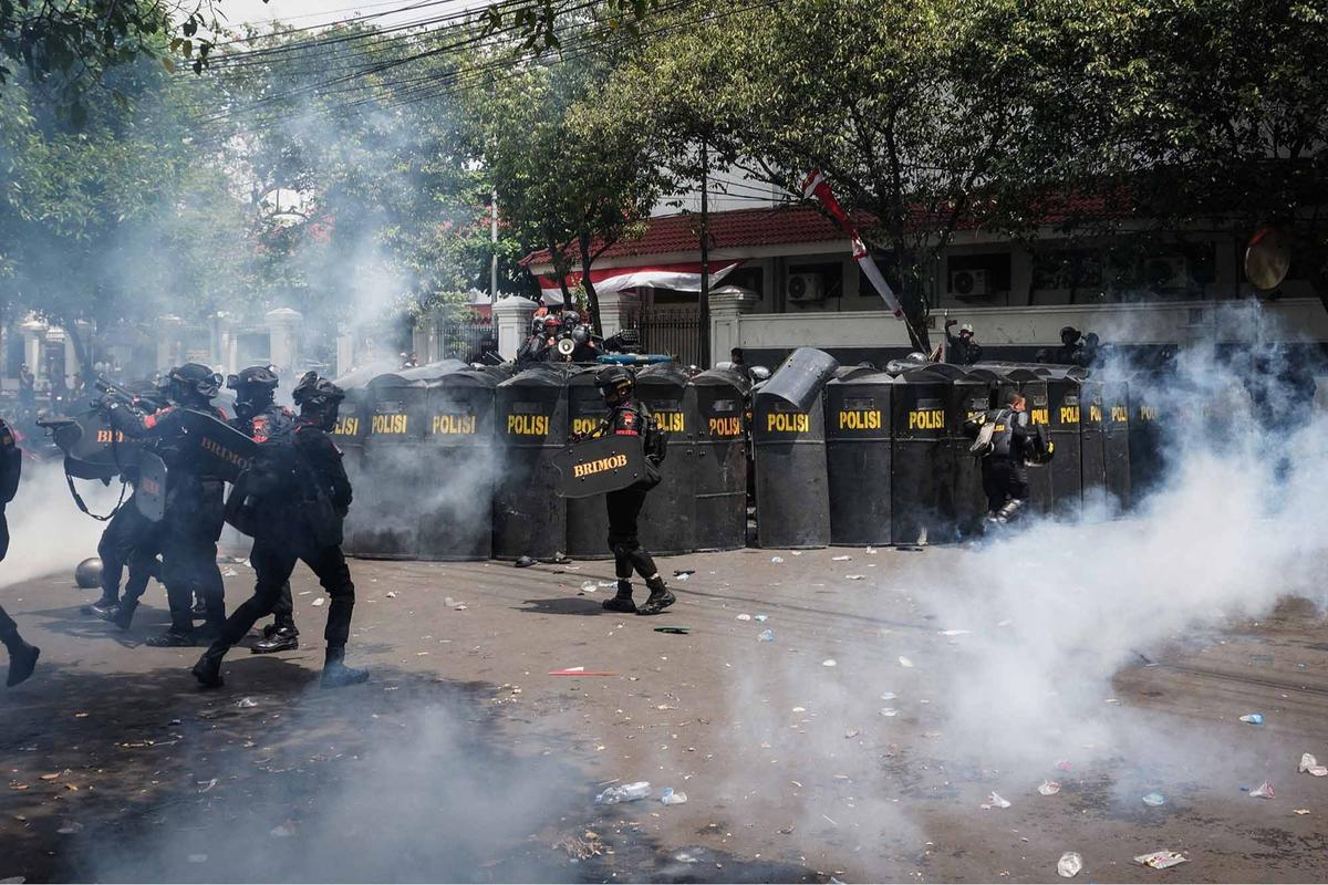 FOTO: Pati Bergejolak, 100 Ribu Massa Turun ke Jalan