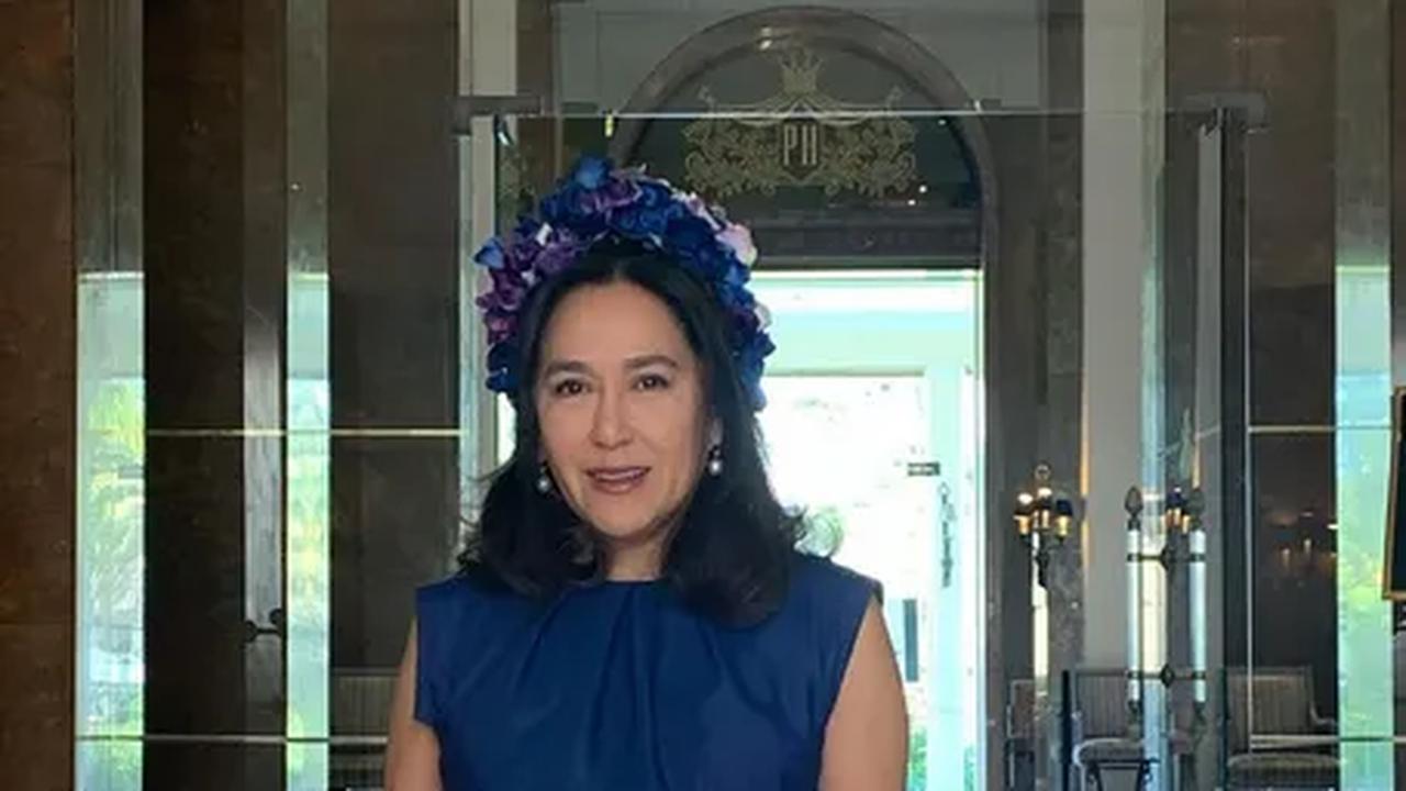 Tetap Modis, Busana Full Biru Tak Jadi Masalah<br>