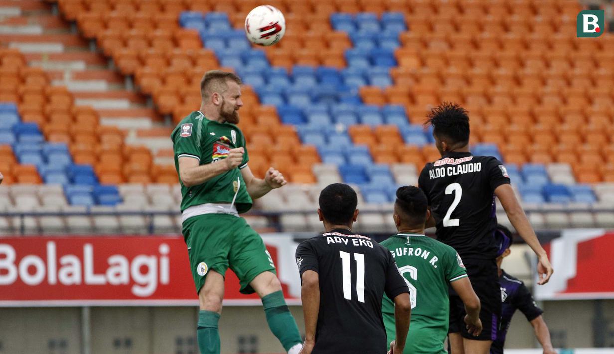 Gelandang PS Sleman, Maslac Mario (kiri) mennghalau bola di udara dalam laga matchday ke-3 Grup C Piala Menpora 2021 di Stadion Si Jalak Harupat, Bandung, Kamis (1/4/2021). PS Sleman menang 1-0 atas Persik. (Bola.com/Ikhwan Yanuar)