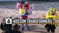 Kostum keren dipakai dan diperagakan oleh tiga bocah ini mirip seperti robot transformers.