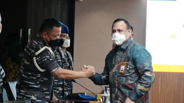 Ketua KPK Firli Bahuri dan Komandan Pusat Polisi Militer AL (Danpuspomal) Laksamana Muda TNI Edwin. (dok KPK)