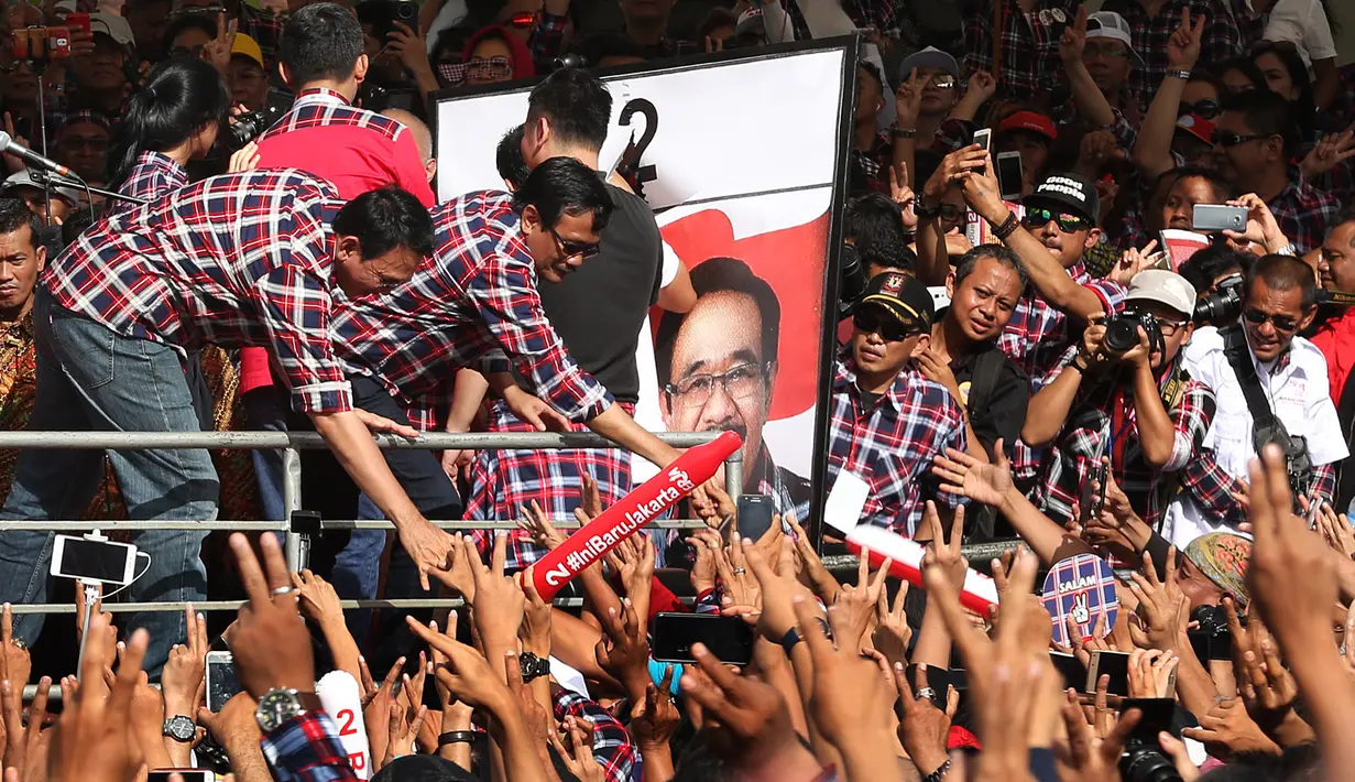 Namun di tengah keseruannya di Konser Gue 2 ternyata salah satu personel grup band Slank tidak hadir. Abdee Negara yang sedang dalam kondisi tidak sehat, tidak bisa ikut tampil bersama rekan-rekannya yang lain. (Bambang E. Ros/Bintang.com)