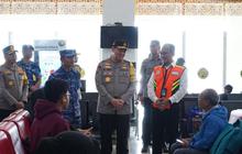 Aksi Jenderal Bintang Dua Cek Arus Mudik di Terminal, Ajak Ngobrol Sopir hingga 'Tos' dengan Anak Kecil