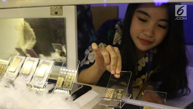 Petugas menunjukan dummy emas batangan saat pameran di Jakarta, Jumat (23/8/2019). Pada hari sebelumnya, harga emas mencapai Rp 755 ribu per gram. (Liputan6.com/Angga Yuniar)