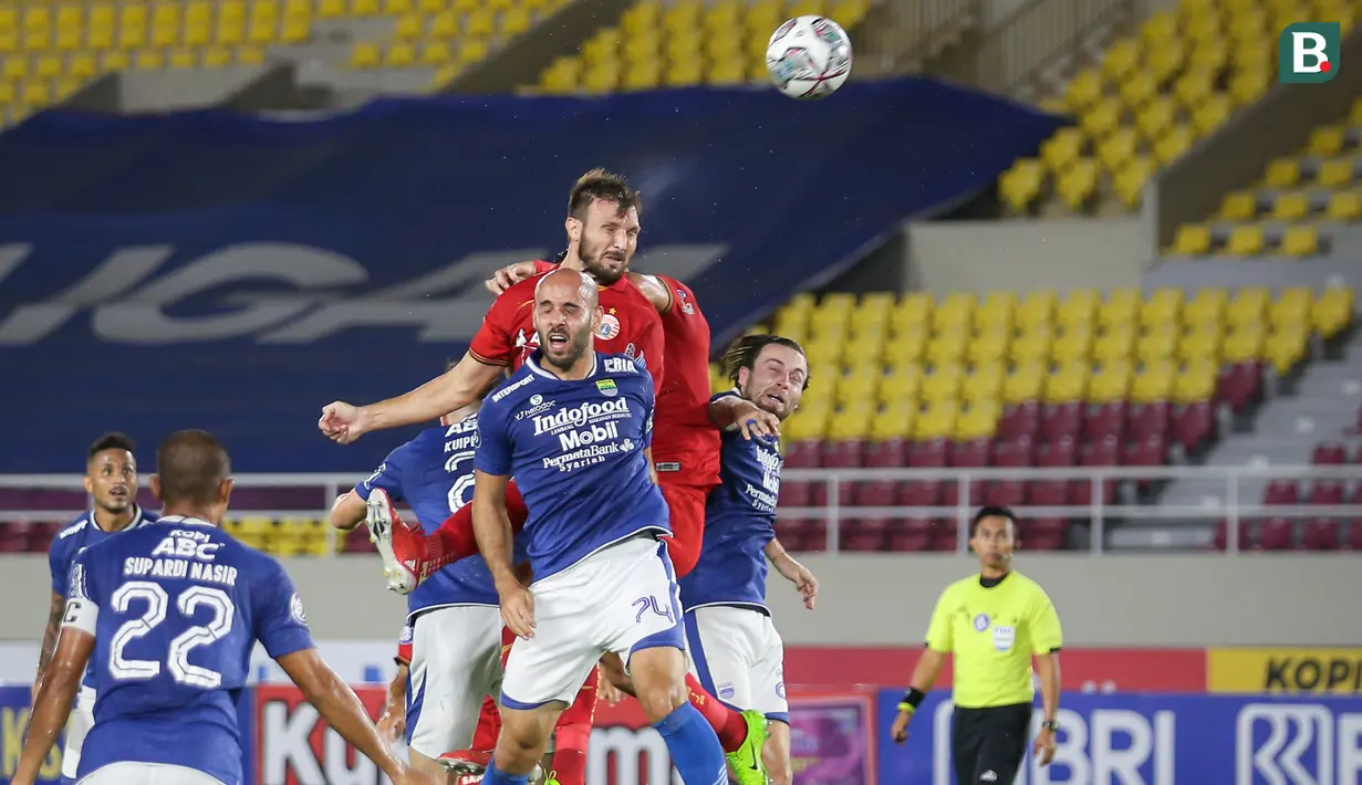 Pemain Persija Jakarta, Marco Motta (atas) berusaha mencetak gol ke gawang Perib Bandung dalam laga pekan ke-12 BRI Liga 1 2021/2022 di Stadion Manahan, Solo, Sabtu (20/11/2021). (Bola.com/Bagaskara Lazuardi)