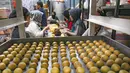 Berbagai jenis kue kering skala rumahan seperti nastar, putri salju, mete coklat dan kastengel tersebut dijual dengan harga Rp 42.000 hingga Rp 175.000 per toples. Tampak dalam foto, pekerja memproduksi berbagai jenis kue kering di Botisha Cookes Kampung Nastar, Larangan, Tangerang, Banten, Kamis 12 Maret 2026. (merdeka.com/Arie Basuki)