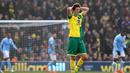 Pemain Norwich City, Timm Klose gagal mencetak gol saat melawan Manchester City pada lanjutan liga Inggris pekan ke-30 di Stadion Carrow Road, Norwich, Sabtu (12/3/2016). (AFP/Lindsey Parnaby)