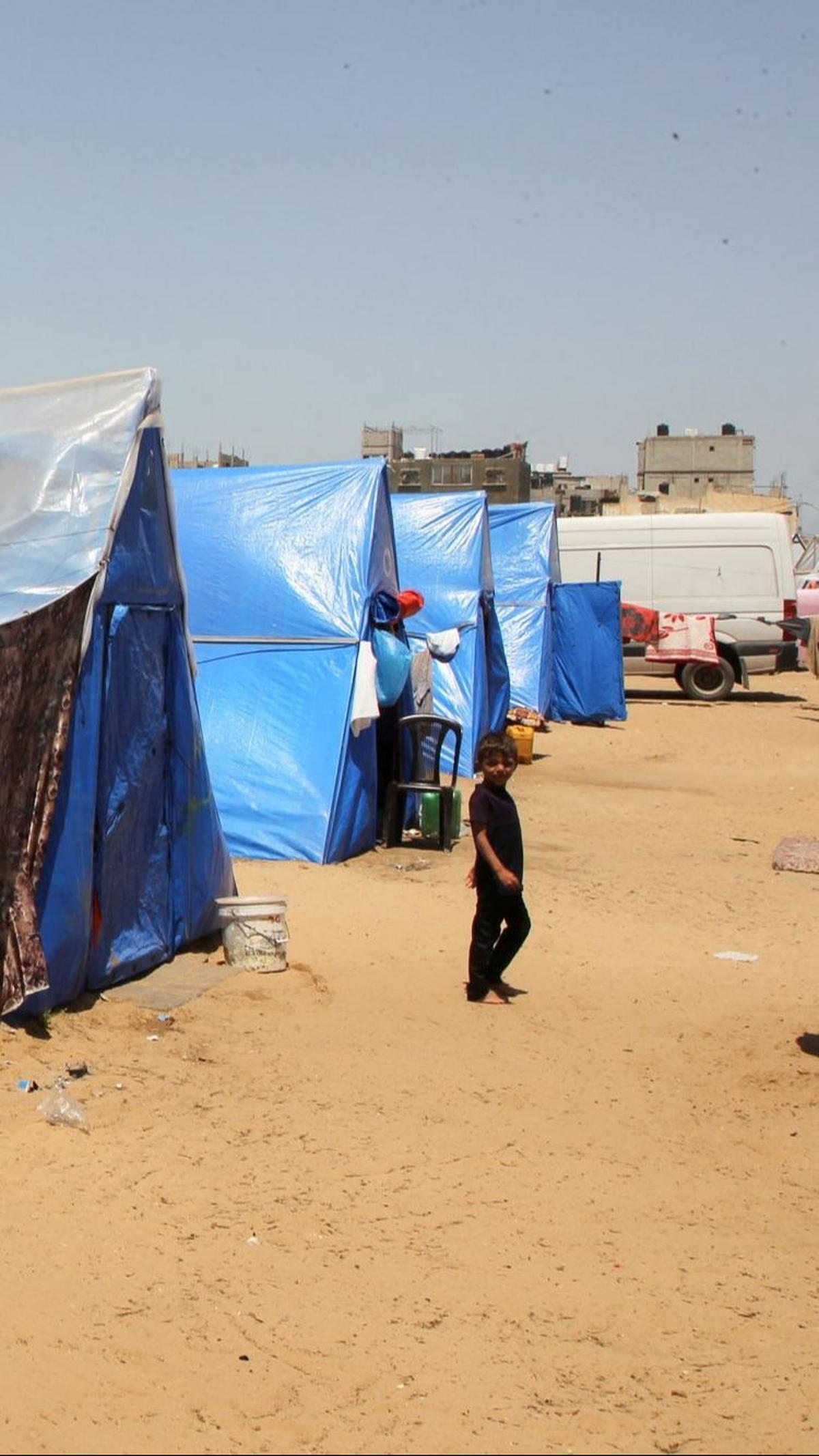 Seorang anak warga Palestina yang terlantar berlindung di sebuah kamp, ​​di tengah konflik yang sedang berlangsung di Rafah di Jalur Gaza selatan, 5 Mei 2024. Foto: REUTERS / Hatem Khaled
