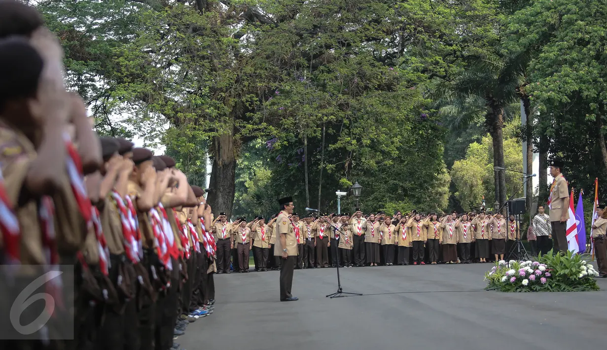 Presiden Jokowi (kanan) saat memimpin upacara pelepasan anggota delegasi Gerakan Pramuka Indonesia, Jakarta, Jumat (24/7). 462 kontingen Pramuka Indonesia akan berkiprah di Jambore Dunia ke-23 di Kirarahama, Yamaguchi, Jepang. (Liputan6.com/Faizal Fanani)