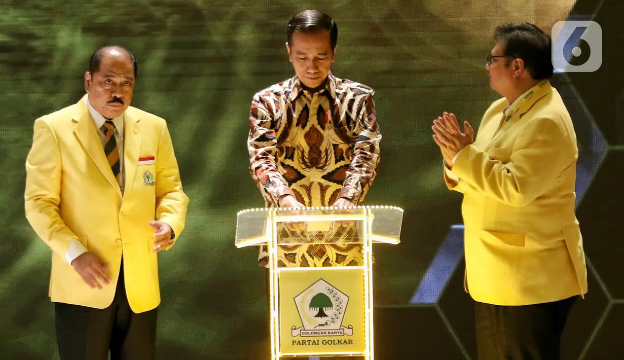 Presiden Joko Widodo (tengah) didampingi Ketua Umum Partai Golkar Airlangga Hartarto (kanan) dan Ketua Penyelenggara Musyawarah Nasional Partai Golkar Melchias Markus Mekeng (kiri) saat pembukaan Munas X Partai Golkar di Jakarta, Selasa (3/12/2019). (Liputan6.com/Johan Tallo)