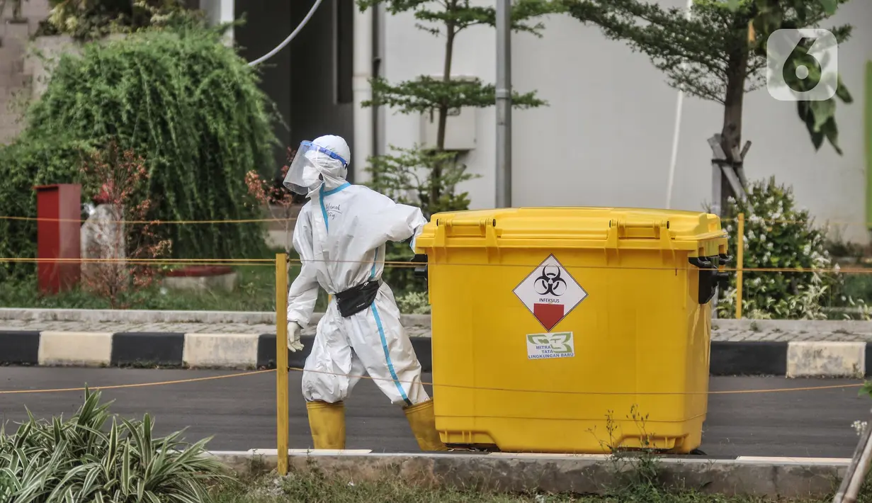 Petugas kebersihan mengenakan APD lengkap saat beraktivitas di RSDC Rusun Pasar Rumput, Jakarta, Senin (2/8/2021). Sebanyak 466 pasien masih menjalani rawat inap di Rusun Pasar Rumput, angka ini menurun dari hari sebelumnya yakni 494 orang. (merdeka.com/Iqbal S Nugroho)