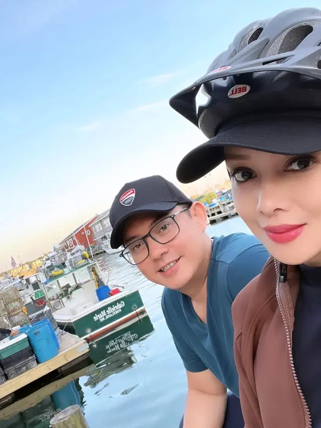 Dulu Teman Masa Kecil, Ini 7 Potret Mesra Terry Putri dan Suami