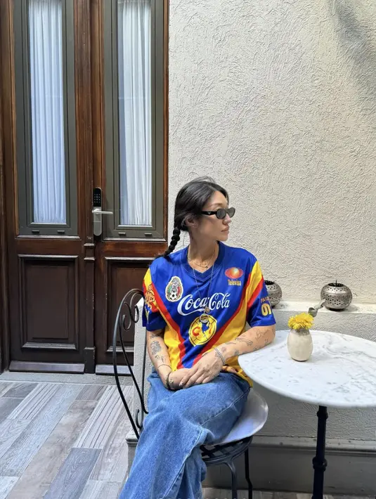 Gaya blockcore dengan jersey juga bisa jadi inspirasi tampilan yang sempurna dan kekinian. [Foto: Instagram/ Peggy Gou]