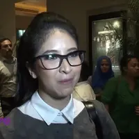 Kebanyakan artis beralih profesi ke bidang bisnis. Tetapi berbeda dengan Novita Angie yang lebih memilih jadi pekerja kantoran. Ternyata keluarga adalah alasan Novita untuk tidak kembali ke dunia akting yang banyak menyita waktu.