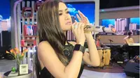 Julia Perez beberapa waktu belakangan kerap gonta-ganti wig [foto: instagram/juliaperrezz]