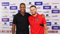Pelatih kepala Timnas Indonesia, Patrick Kluivert dan Marc Klok, menjelang laga FIFA Matchday melawan Chinese Taipei di Stadion Gelora Bung Tomo (GBT), Surabaya, Jumat (05/09/2025). (Bola.com/Abdul Aziz)