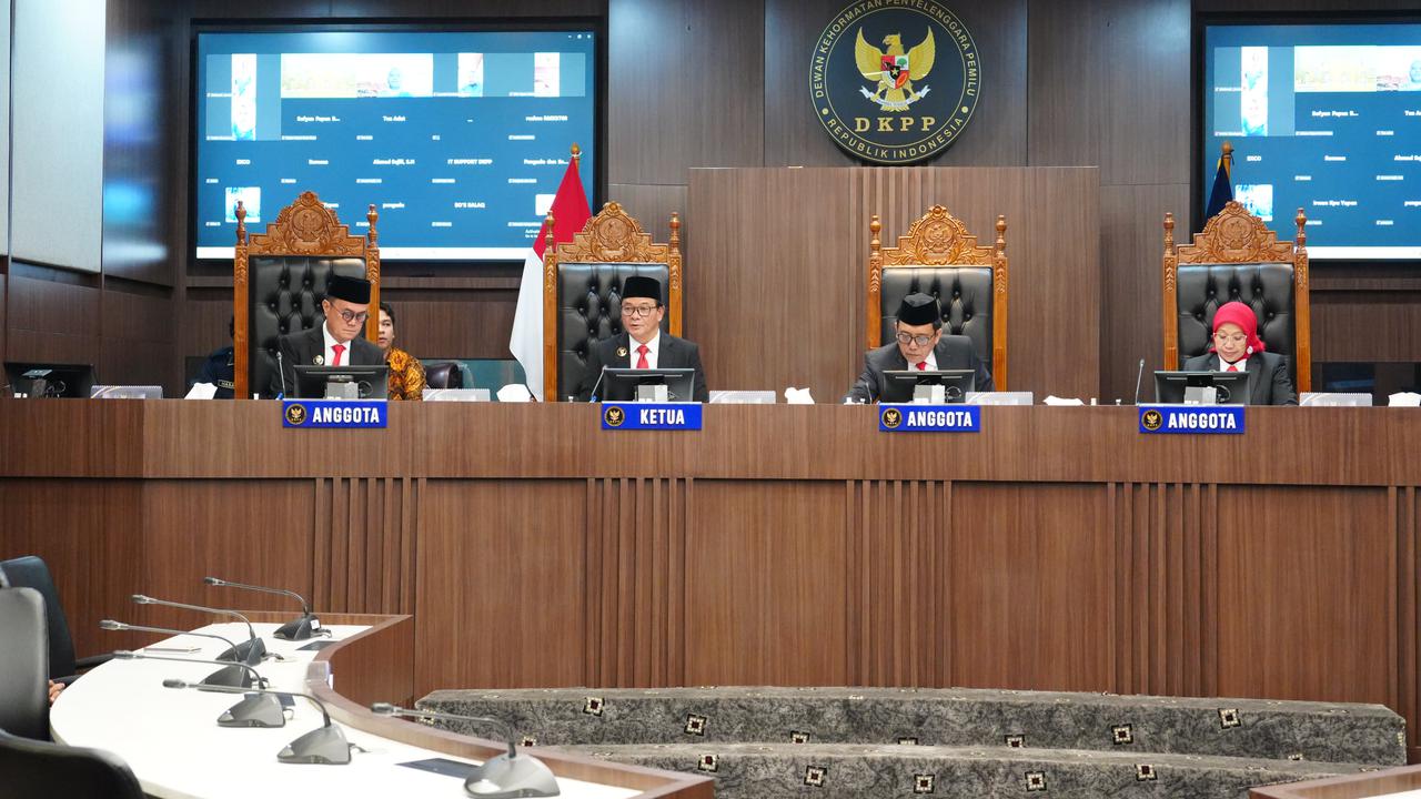 Kumpul Kebo dengan Bawahan dan Pungli Seleksi PPK, Anggota KPU OKU Timur Dipecat DKPP