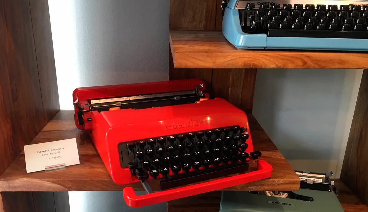 Penampakan mesin ketik vintage yang dijual di Gramercy Typewriter Co di New York, Amerika Serikat, 28 Juni 2019. Bisnis mesin ketik saat ini kembali booming. (Katherine Roth via AP)