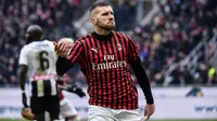 Penyerang AC Milan, Ante Rebic, berhasil mencetak dua gol sekaligus membantu timnya menang 3-2 atas Udinese pada laga pekan ke-20 Serie A, di San Siro, Minggu (19/1/2020). (AFP/Marco Bertorello)