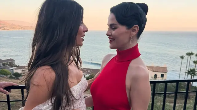 Gaun Backless Merah yang Dipakai