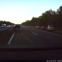 Kamera pada dashbboard mobil ini diklaim bisa prediksi detik-detik kecelakaan. (Via: youtube.com)