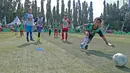 Aksi seorang kiper saat mengejar bola pada ajang Milo Football Clinic Day, Minggu (30/10/2016) di Simprug. (Bola.com/Nicklas Hanoatubun)